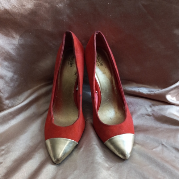 Red Heels with Gold Tips - Picture 6 of 14